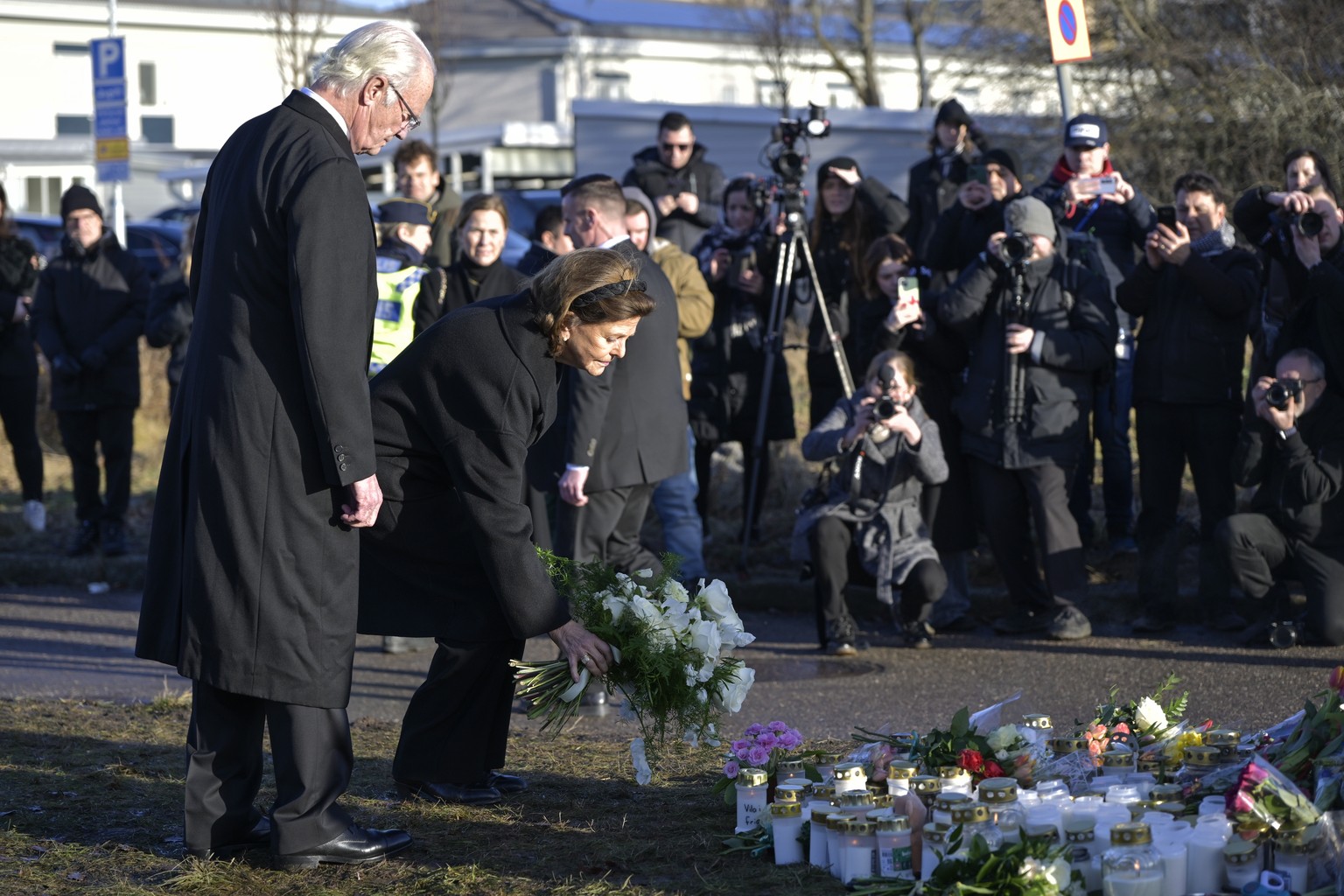 epa11876685 King Carl XVI Gustaf of Sweden (L) and Queen Silvia visit a makeshift memorial following a shooting at the Risbergska School in Orebro, Sweden, 05 February 2025. According to police, at le ...