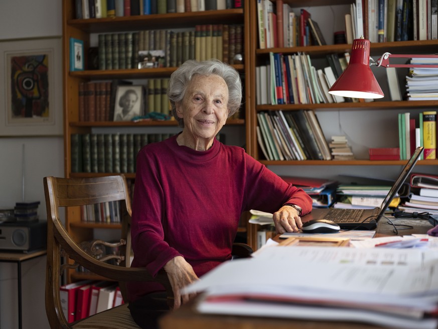 ARCHIV - ZUM TOD VON MARGRITH BIGLER-EGGENBERGER. STELLEN WIR IHNEN FOLGENDE ARCHIVBILDER ZUR VERFUEGUNG --- Margrith Bigler-Eggenberger poses for a portrait photogpraph in her apartment in St. Gallen ...