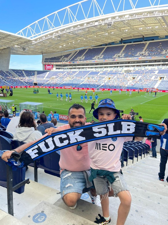 Fabio avec son fils au stade du Dragon. La traduction du message sur l'écharpe ne parait pas nécessaire