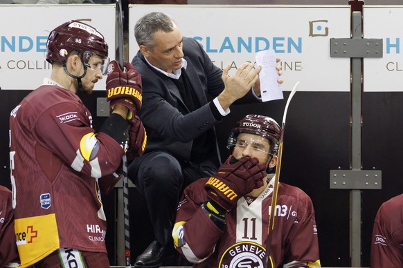 Geneve-Servette&#039;s Head coach Jan Cadieux talks with his captain forward Noah Rod, left, behind Geneve-Servette&#039;s forward Vincent Praplan #11, during a National League regular season game of  ...