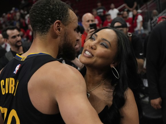 Stephen Curry c閘鑒re avec sa femme Ayesha cette qualification arrach閑 au 7e match.