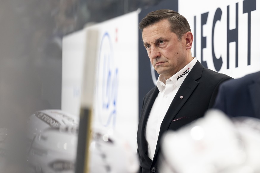 Head Coach Ville Peltonen (GSHC) verfolgt einen Spielzug von der Bande aus, im dritten Playoff-Halbfinalspiel der National League zwischen dem HC Fribourg Gotteron und dem Geneve-Servette HC, am Mittw ...
