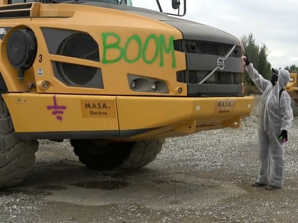 Les Soulèvements de la Terre en action contre Holcim, à Sézegnin (GE).