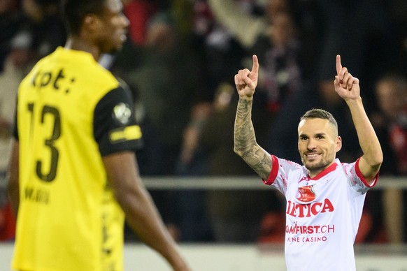 L&#039;attaquant valaisan Dejan Sorgic, droite, celebre son but du 2 a 0 devant le defenseur bernois Mohamed Ali Camara, gauche, lors de la rencontre des quarts de finale de la Coupe de Suisse de foot ...