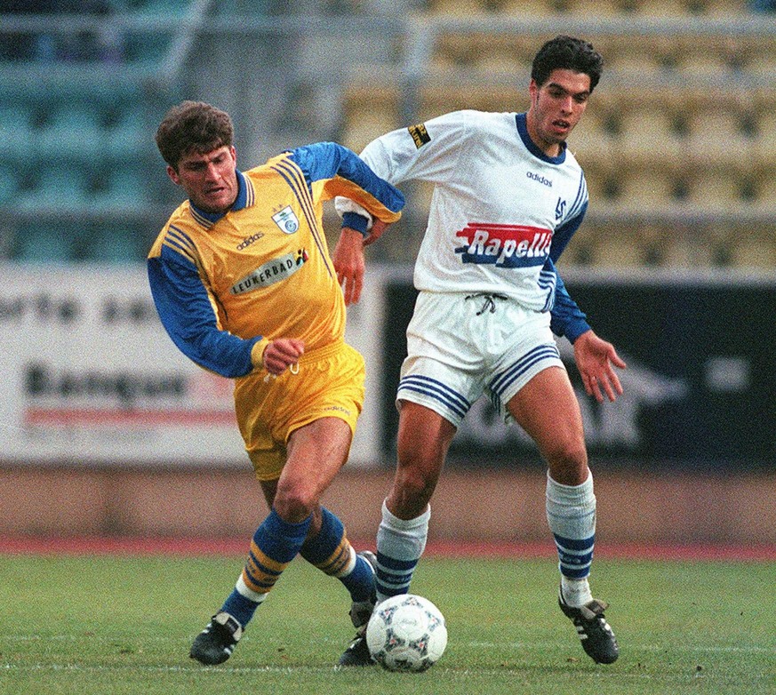 Le lausannois Fabio Celestini (d) retenu par le zurichois Boris Smiljanic, lors du match de football LNA Lausanne contre Grasshopper, ce dimanche 23 novembre 1997 au stade de la Pontaise de Lausanne.  ...