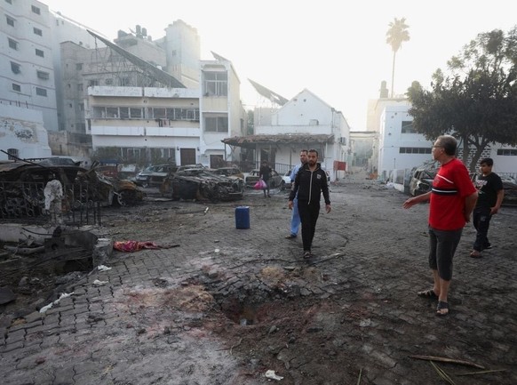 Le cratère d'impact potentiel à l'hôpital Al Ahli Arab de Gaza. Il mesure environ 1x1 mètre, peut-être 30 cm de profondeur.