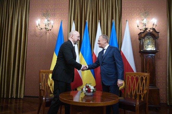 epa11247938 Polish Prime Minister Donald Tusk (R) welcomes Ukrainian Prime Minister Denys Shmyhal (L) during their meeting at the Prime Minister&#039;s Office in Warsaw, Poland, 28 March 2024. EPA/Mar ...