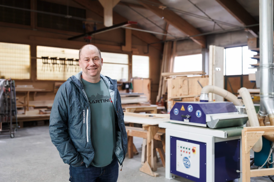 Stefan Schletti dirige la menuiserie Schletti AG à Zweisimmen (BE) dans laquelle Franjo Von Allmen a fait son apprentissage.