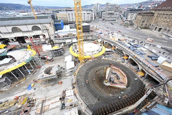 06.04.2022, Baden-W�rttemberg, Stuttgart: Arbeiter sind auf der Gro�baustelle des milliardenschweren Bahnprojekts Stuttgart 21 mit der Fertigung der Kelchst�tzen f�r den unterirdischen Bahnhof besch�f ...