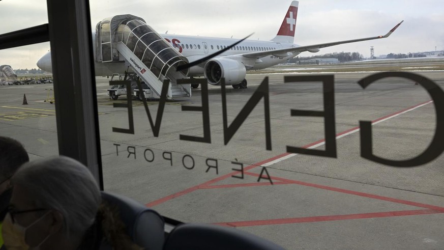 Un avion Airbus A220-100 (HB-JCM) de Swiss International Air Lines est stationne sur le tarmac de Geneve Aeroport, ce lundi 13 decembre 2021 a Geneve. (KEYSTONE/Salvatore Di Nolfi)