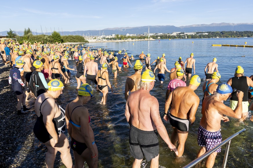 Les nageurs prennent le depart a Geneve-Plage lors de la 10e edition de La Traversee, ce dimanche 23 aout 2026 a Geneve. 1 200 nageurs participent a "La Traversee", une course populaire de n ...