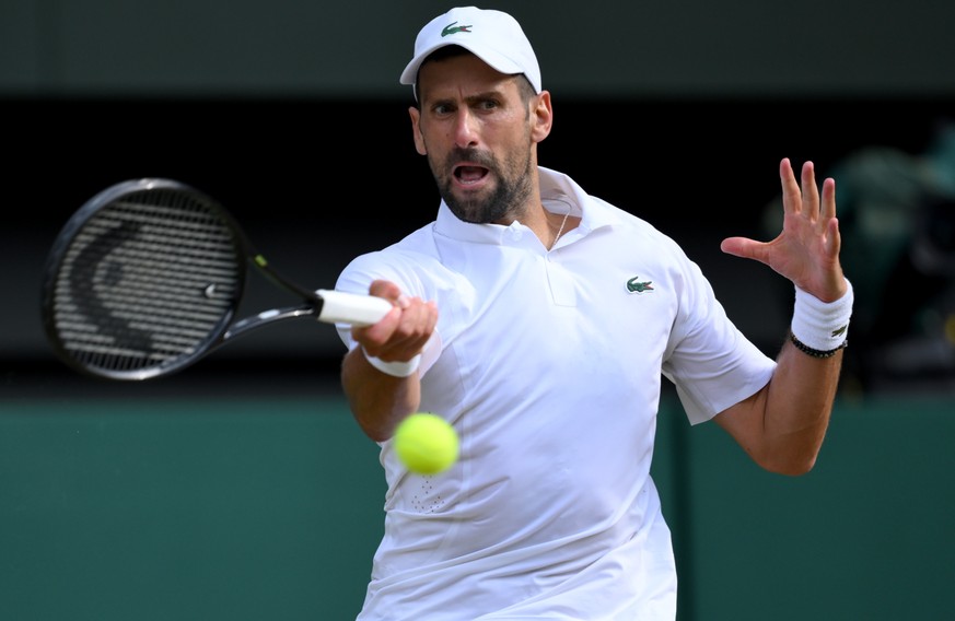 epa13103134 Novak Djokovic of Serbia in action during his Men's Singles semifinal match against Jannik Sinner of Italy at the Wimbledon Championships in London, Britain, 10 July 2026. EPA/DANIEL  ...