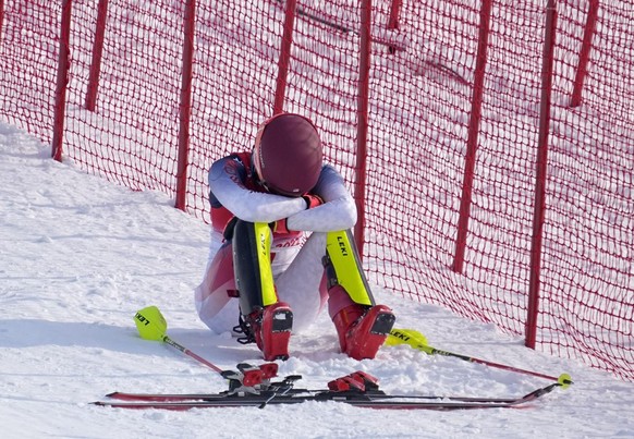 Mikaela Shiffrin, of the United States sits on the side of the course after skiing out in the first run of the women&#039;s slalom at the 2022 Winter Olympics, Wednesday, Feb. 9, 2022, in the Yanqing  ...