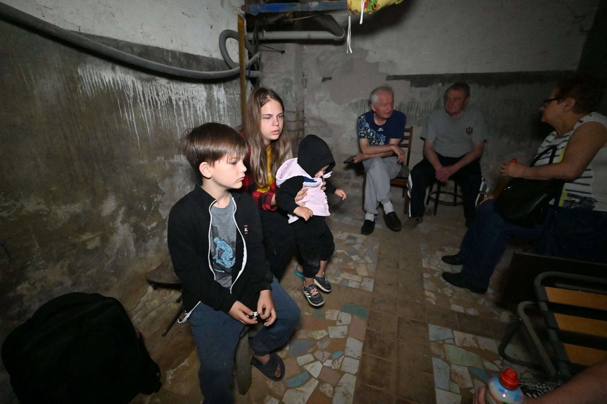 Des personnes s&#039;assoient dans un sous-sol pour s&#039;abriter d&#039;une attaque de drone russe à Kharkiv le 7 juillet 2025, dans le cadre de l&#039;invasion russe en Ukraine.