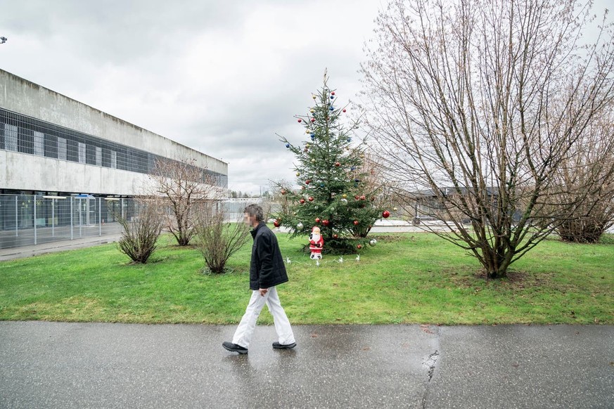 L'esprit de Noël? Albert M. se promène dans la cour de la prison.