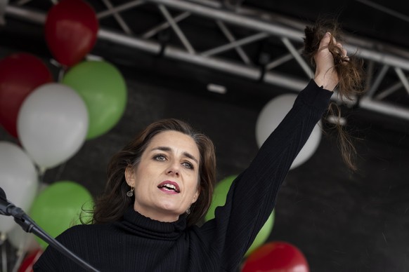 epa10287991 Member of the Swiss National Council Flavia Wasserfallen, Social Democratic Party (SP-BE), cuts her hair in solidarity with the Iranian women at a freedom rally on the Federal Square (Bund ...