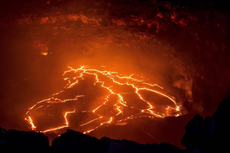 Gl�hender aktiver Lavasee, Schildvulkan Erta Ale, Danakil-Senke, Region Afar, �thiopien, Afrika *** Glowing active lava lake, Erta Ale shield volcano, Danakil depression, Afar region, Ethiopia, Africa ...