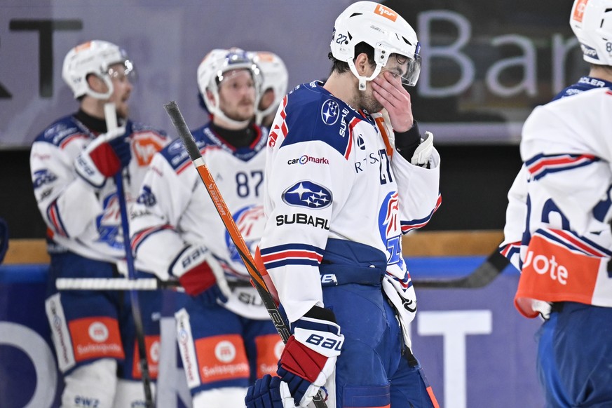 Die unterlegenen Zuercher mit Derek Grant beim vierten Eishockey Playoff Halbfinalspiel der National League zwischen dem HC Davos und den ZSC Lions, am Samstag, 5. April 2025, in der zondacrypto-Arena ...