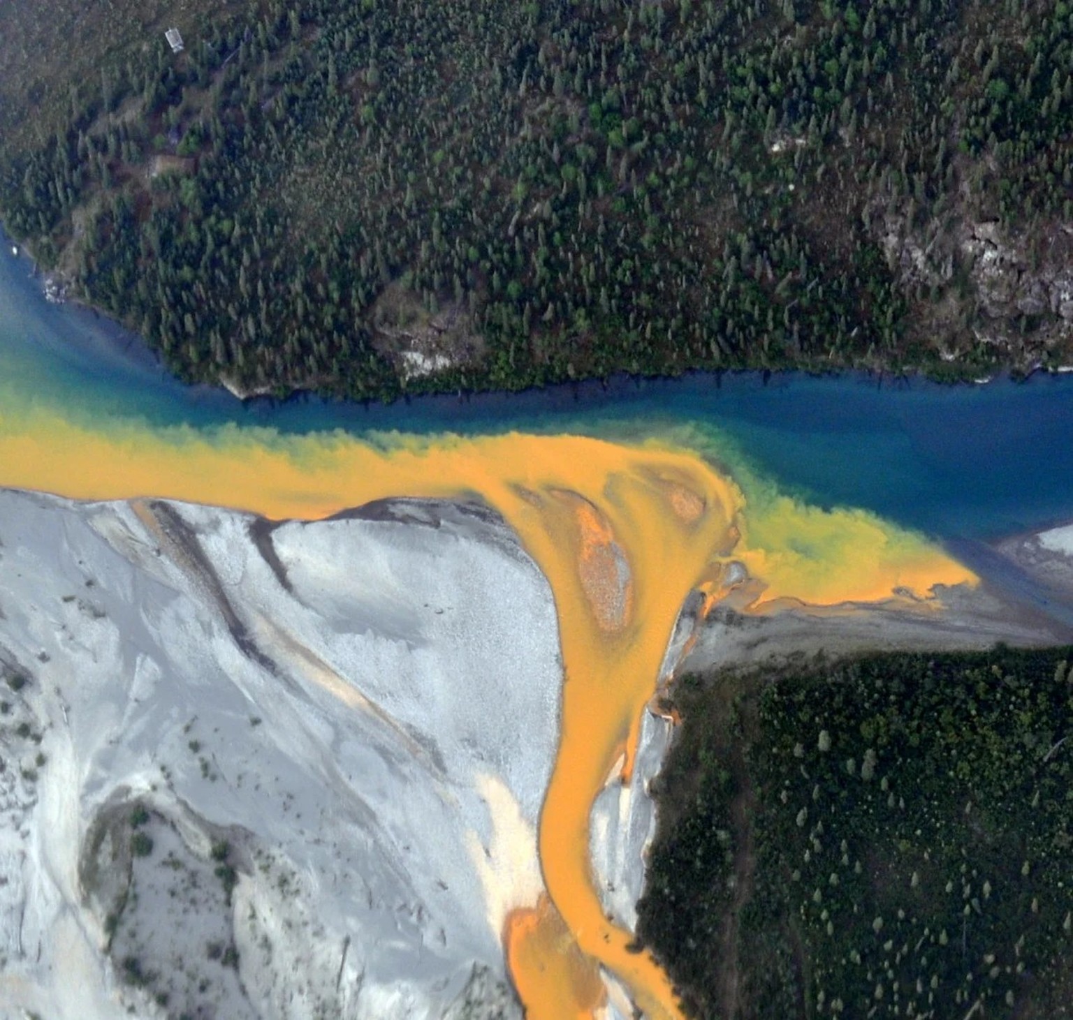 Une vue aérienne de la rivière Kutuk dans le Parc national des Gates of the Arctic en Alaska-