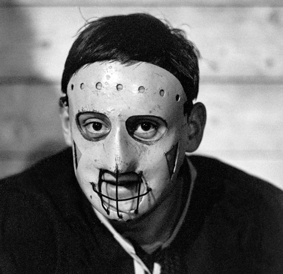 Ersatzgoalie Jursa von Dukla Jihlava beim Finalspiel mit Maske auf der Bank. Dukla Jihlava gewinnt am 2. Januar 1966 in Davos nach einem ungefaehrdeten 5 zu 2 Sieg im Final gegen die schwedische Manns ...
