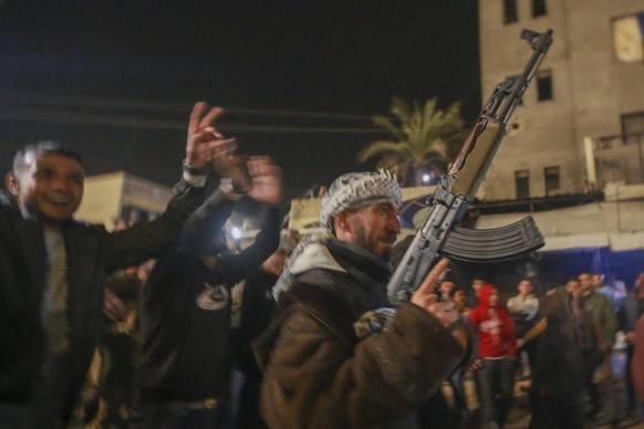 Des milliers de Palestiniens exultent à travers la bande de Gaza à l&#039;annonce d&#039;une trêve