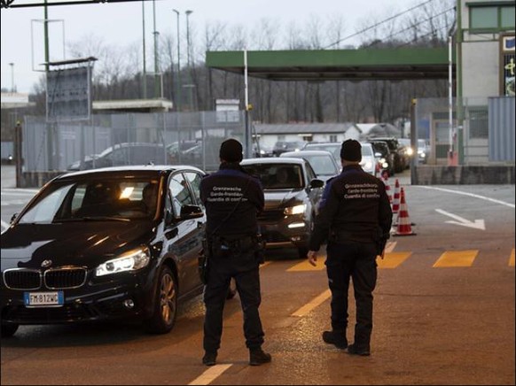 Passage de la frontière de Gaggiolo: la plupart des gens sans test PCR sont arrêtés au Tessin.