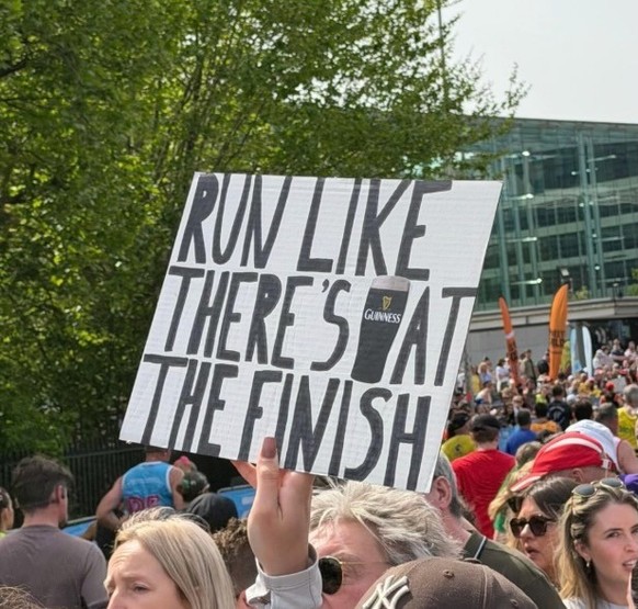 Die lustigsten Plakate am 2026 London Marathon
https://www.instagram.com/thearchbishopofbanterbury/