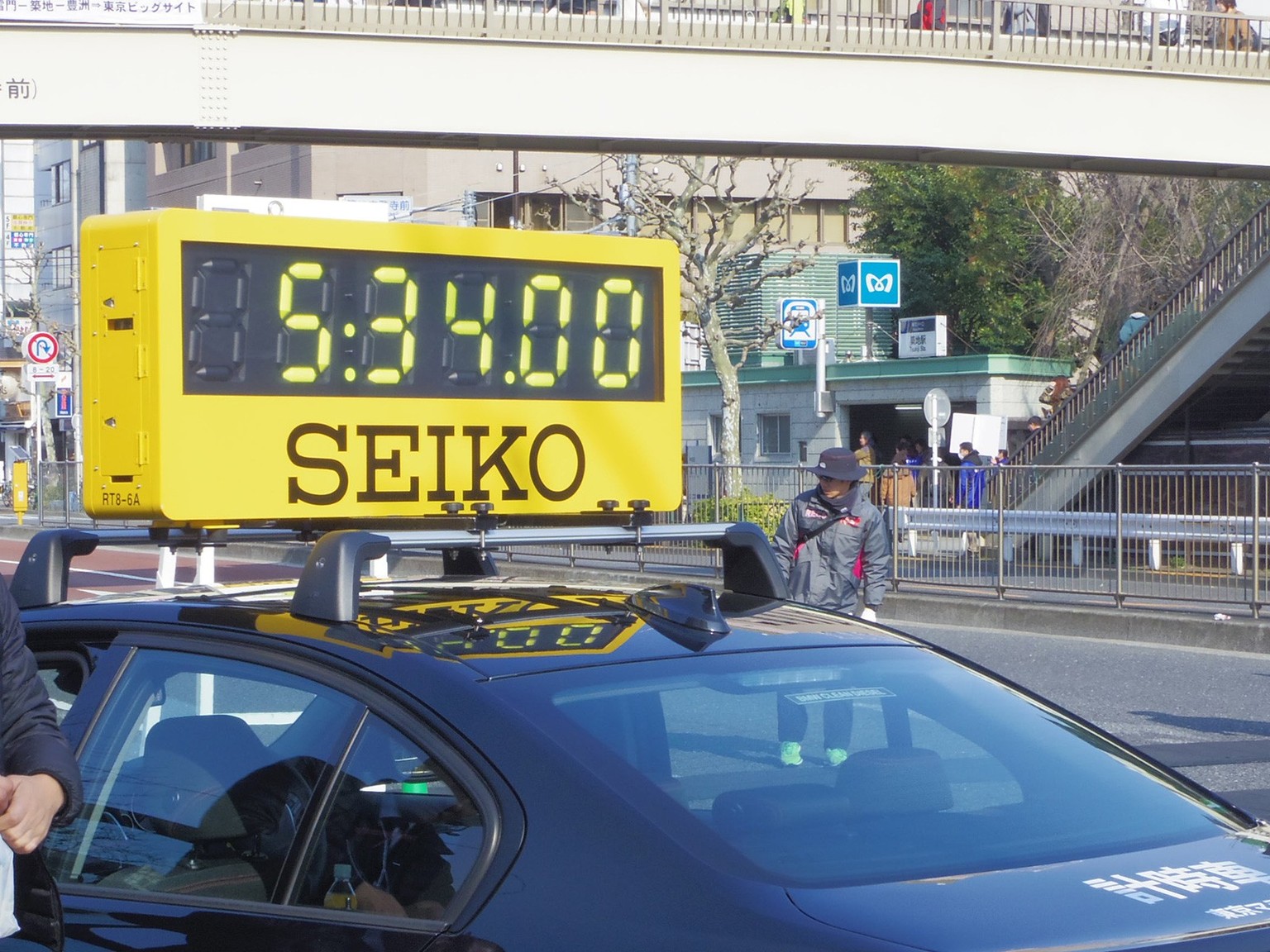 Affichage mobile du temps avec publicité de Seiko lors du marathon de Tokyo, 2016.
https://upload.wikimedia.org/wikipedia/commons/b/bd/Tokyo_Marathon_2016_Time_Car.JPG