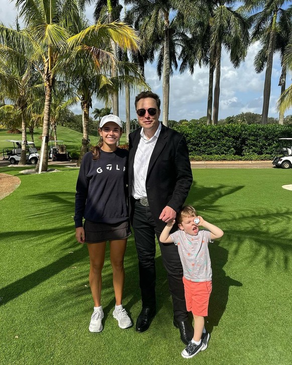 Elon Musk, son fils X et Kai Trump, dimanche, sur le golf de Mar-a-Lago.