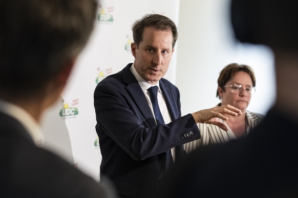 SVP Fraktionschef Thomas Aeschi, ZG, links, und SVP Vizepraesidentin Magdalena Martullo-Blocher, GR, berichten vor den Medien von ihrer Einsichtnahme der Textentwuerfe zum EU-Abkommen, am Rand der Son ...