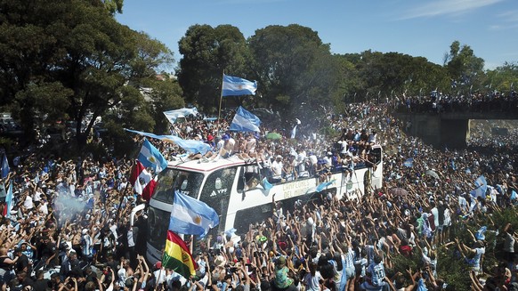Scènes de liesse et démesure pour accueillir les héros argentins.
