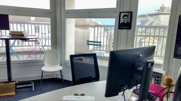 Le camlendrier des prêtres sexy trône fièrement dans les bureaux de watson.