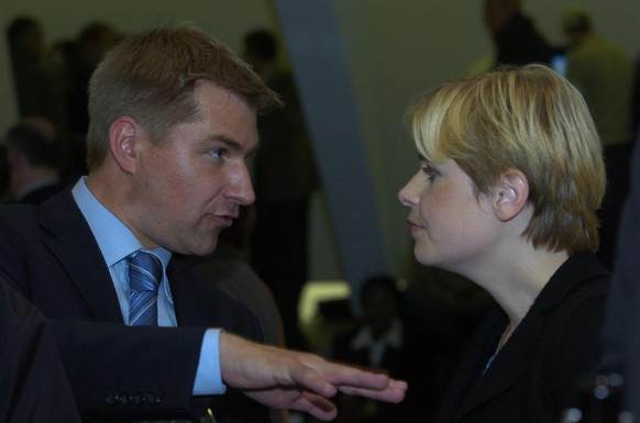 Toni Brunner , links, Staenderatskandidat mit bestem Resultat bespricht sich mit Freundin Esther Friedli, rechts, am Sonntag 21. Oktober 2007, im Pfalzkeller in St. Gallen. Bei den Staenderatswahlen w ...