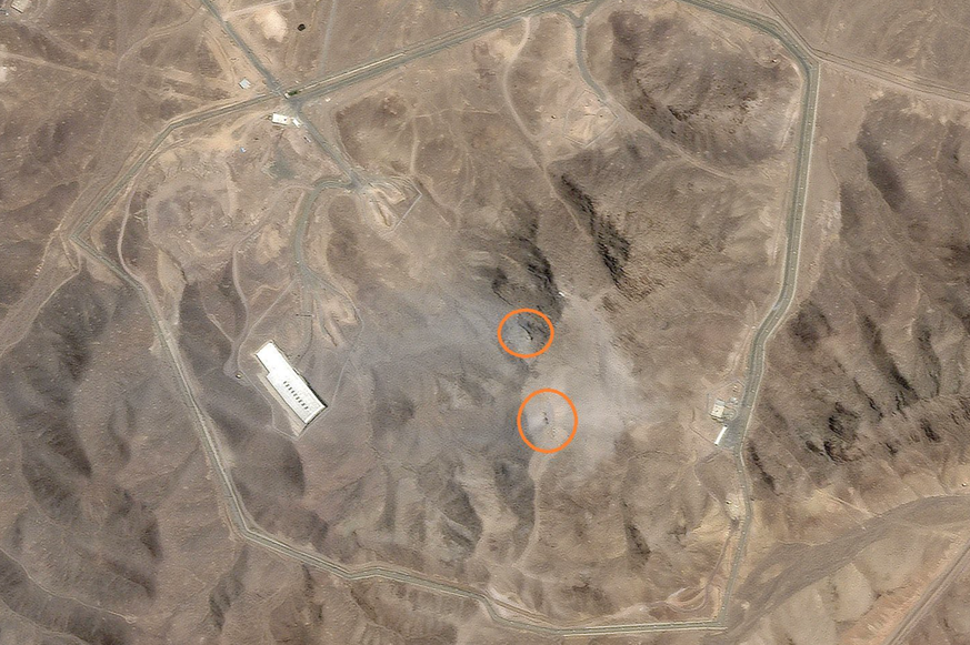 Les deux impacts visibles des bombardiers américains sur le site de Fordo.