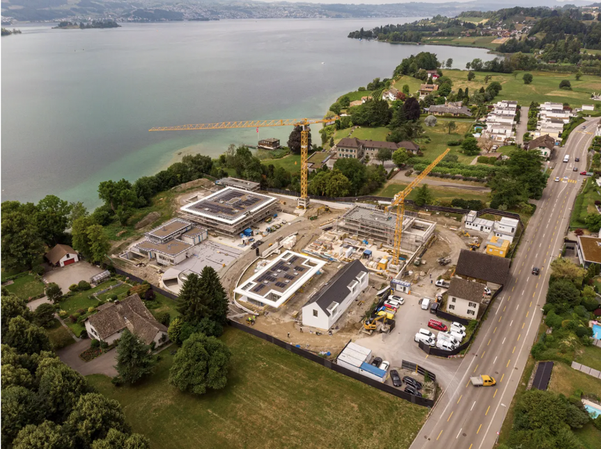 La villa de Roger Federer en juillet 2023: les six maisons prévues et le parking souterrain sont déjà bien visibles. Une véritable petite ville verra le jour dans la périphérie de Rapperswil-Jona.