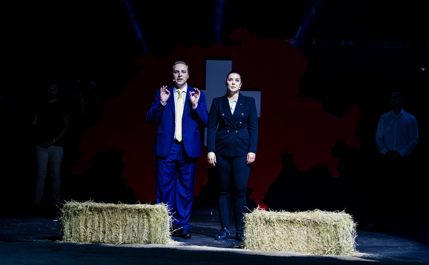 Nils Fiechter et Sarah Regez se sont partagés la scène lors du lancement des élections UDC 2023 à la Swiss Life Arena de Zurich-Altstetten.