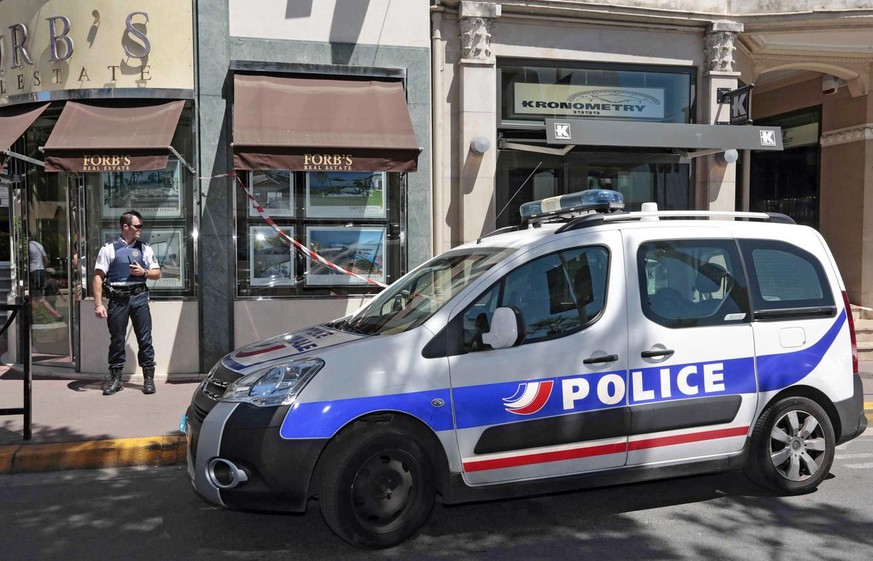epa03808687 Police officers stand guard outside a shop of luxury watchmaker Kronometry in Cannes, southern France, 31 July 2013. Armed robbers staged a hold-up 31 July at the luxury watchmaker near a  ...