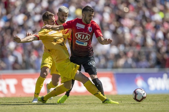 Aaraus Varol Tasar gegen Neuenburgs Mustafa Sejmenovic waehrend dem Challenge League Barrage Rueckspiel zwischen dem FC Aarau und Neuchatel Xamax FCS am Sonntag, 2. Juni 2019 im Stadion Brueglifeld in ...