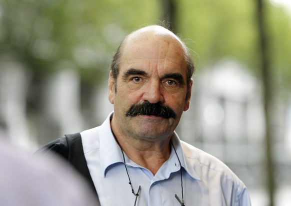 ARCHIV � ZUM TOD VON JEAN-PIERRE EGGER, STELLEN WIR IHNEN FOLGENDES BILDMATERIAL ZUR VERFUEGUNG - Der Schweizer Kugelstosstrainer Jean-Pierre Egger posiert den Fotografen anlaesslich der Medienkonfere ...