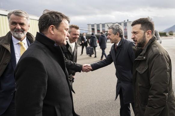 Volodymyr Zelenskyy, President of Ukraine, right, is welcomed by from left, Alec von Graffenried, Mayor of Bern, Philippe Mueller, President of the government of the canton of Bern, and Reto Nause, Na ...