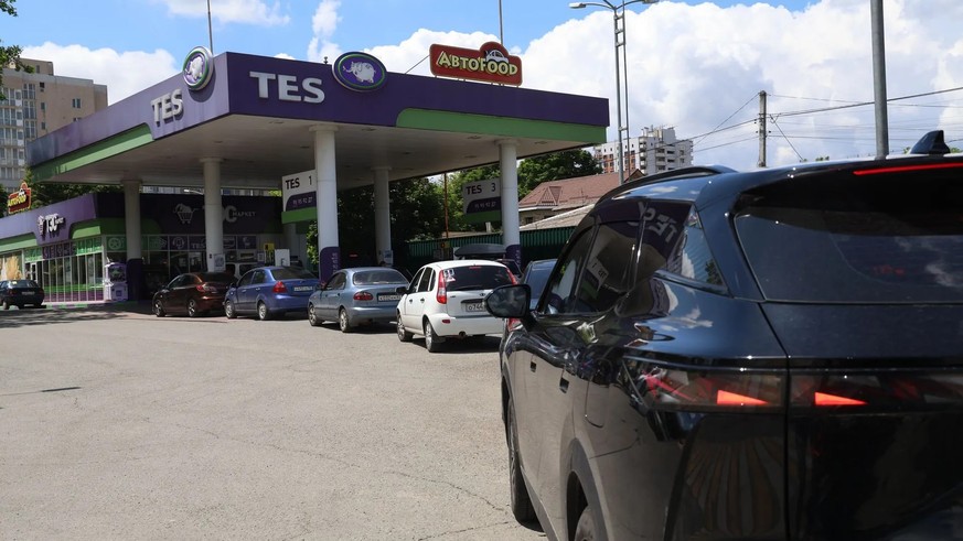 Des voitures font la queue devant une station-service à Simferopol, en Crimée.