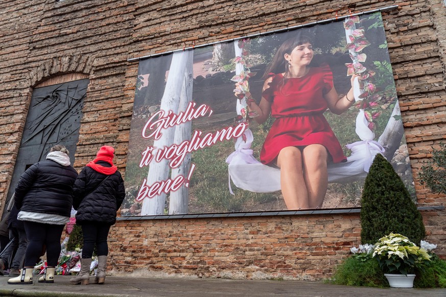 epa11011953 A portait of Giulia Cecchettin with words &#039;Giulia we love you&#039; hangs next to an entrance to the Basilica of Santa Giustina during her funeral in Padua, northern Italy, 05 Decembe ...