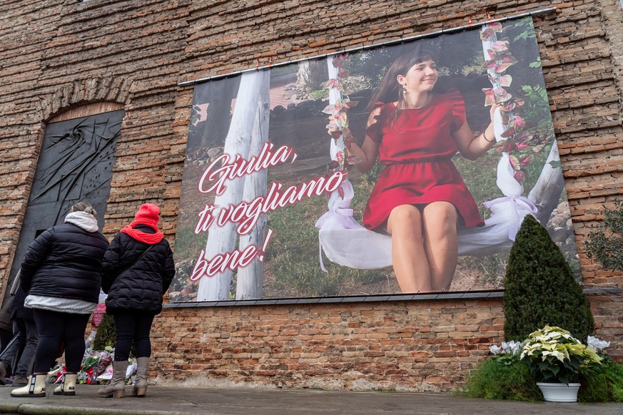 Un portrait de Giulia Cecchettin avec les mots «Giulia nous t'aimons», lors de ses funérailles à Padoue, en Italie.
