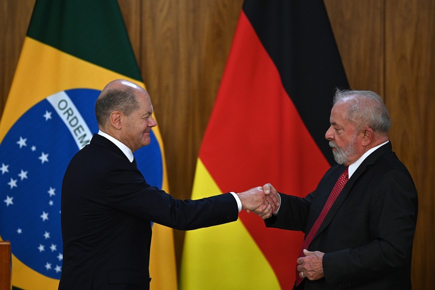 epa10440559 The President of Brazil, Luiz Inácio Lula da Silva (R), with German Chancellor Olaf Scholz, after a press conference at the Planalto Palace, in Brasilia, Brazil, 30 January 2023. On the ag ...