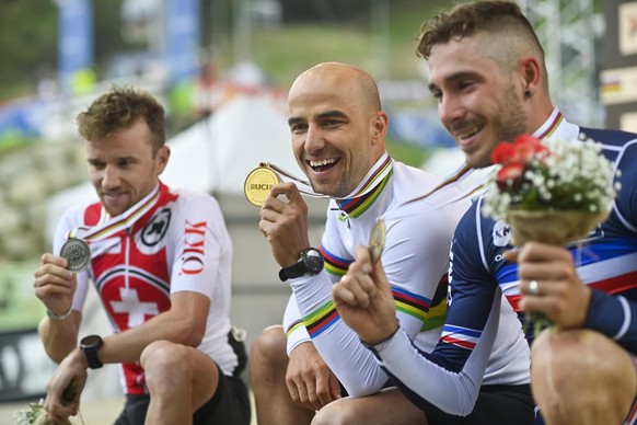 Le podium de samedi, avec le vainqueur Nino Schurter au centre, Mathias Flückiger (gauche) et Victor Koretzky.