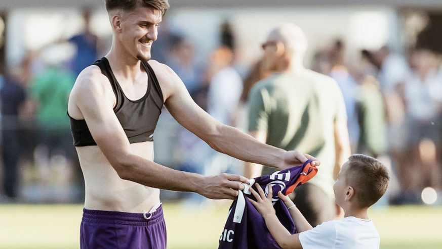 Le joueur du Lausanne-Sport Anel Husic a offert son maillot à un jeune supporter à Echichens (VD).