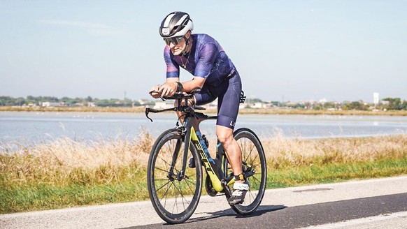 Alain Rohrbach lors de la partie vélo de l'Ironman d'Emilie-Romagne.
