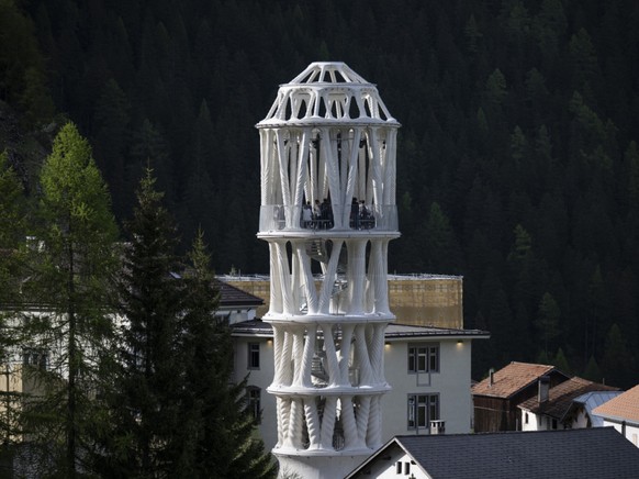 La &quot;Tour blanche&quot; tr�ne en plein village de Mulegns.