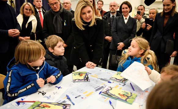 Olena Zelenska, entourée d'enfants, lors de sa visite en France.