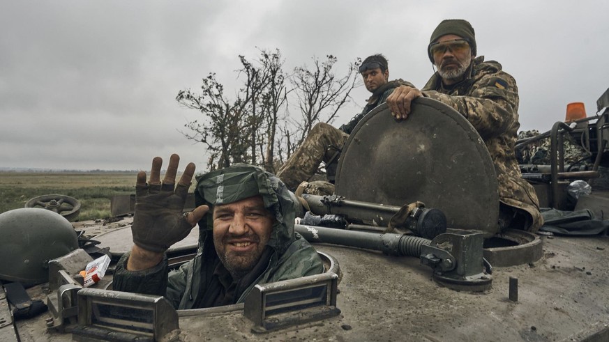 Die ukrainischen Truppen haben am Montag weite Teile des russischen Territoriums zurückerobert und sind teilweise bis zur nordöstlichen Grenze vorgedrungen. Ein Soldat lächelt aus einem Militärfahrzeu ...